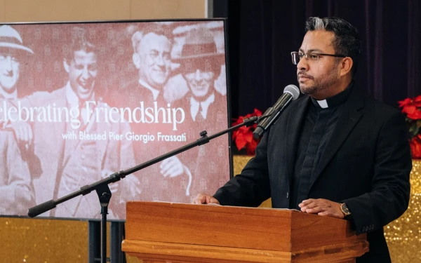 El P. Juan Manuel Gutierrez en conferencia de prensa, sobre el milagro de Pier Giorgio Frassati, en Los Ángeles. Crédito: Arquidiócesis de Los Ángeles.