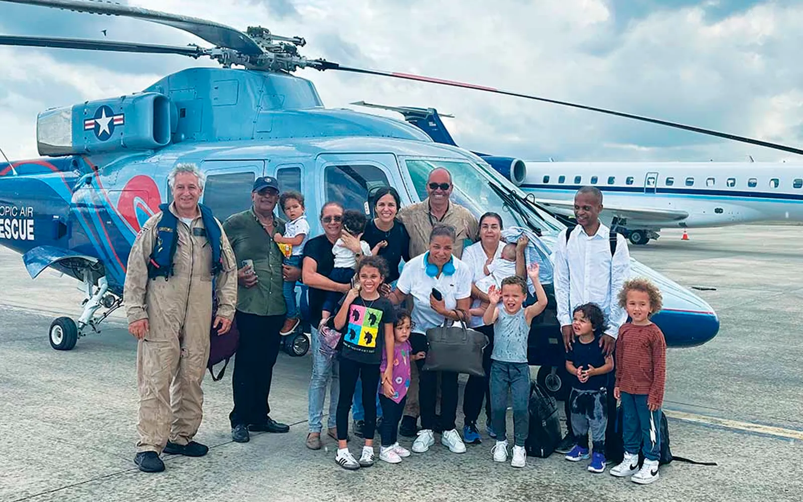 Matos y Marinello se reúnen en la pista del aeropuerto internacional de Cabo Haitiano con los 14 ciudadanos estadounidenses que rescataron durante su segundo viaje de misión el 20 de marzo.?w=200&h=150