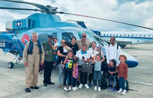 Matos y Marinello se reúnen en la pista del aeropuerto internacional de Cabo Haitiano con los 14 ciudadanos estadounidenses que rescataron durante su segundo viaje de misión el 20 de marzo. Crédito: Anthony Marinello - Caballeros de Colón.
