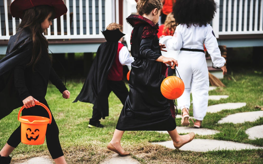 Niños disfrazados piden dulces en Halloween.?w=200&h=150