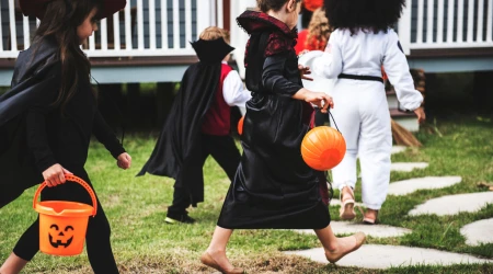 Niños celebrando Halloween Shutterstock 24102024