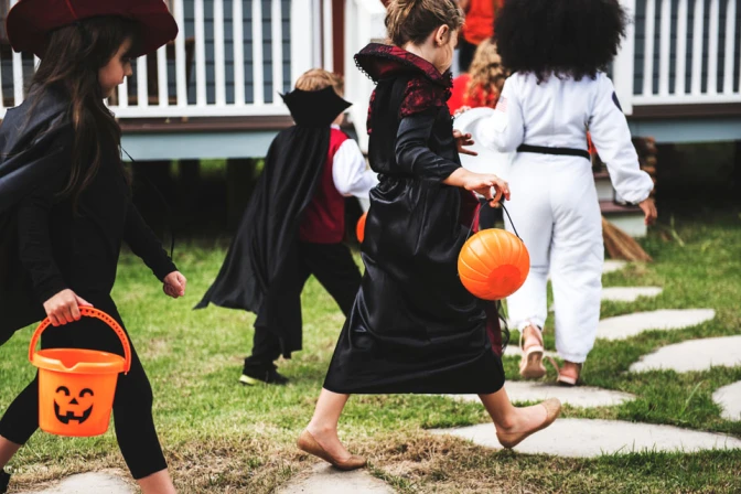 Niños celebrando Halloween Shutterstock 24102024