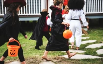 Niños disfrazados piden dulces en Halloween.