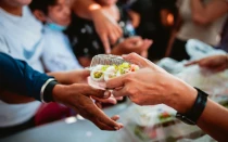 Voluntarios otorgando alimentos a personas de escasos recursos.