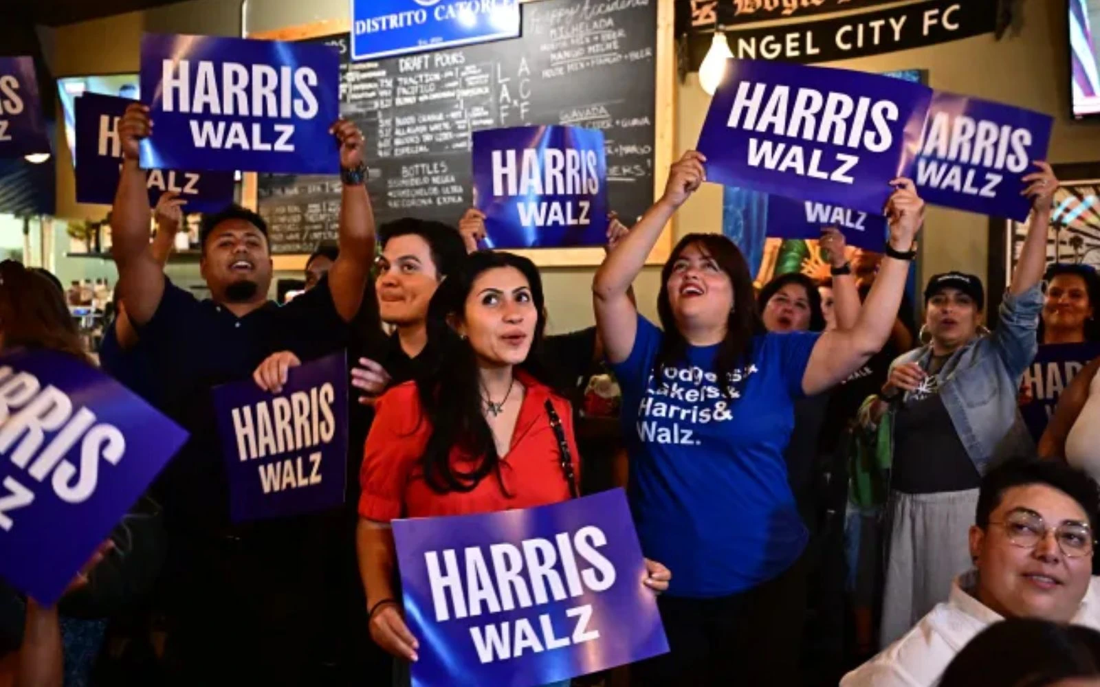 Partidarios de la campaña Latinos por Harris-Walz asisten a una fiesta para ver a la candidata presidencial a la vicepresidenta Kamala Harris pronunciar su discurso de aceptación en Los Ángeles, el 22 de agosto de 2024, el cuarto y último día de la Convención Nacional Demócrata.?w=200&h=150