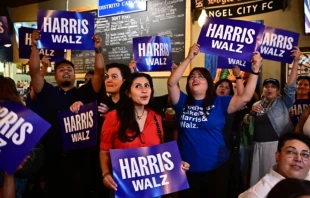 Partidarios de la campaña Latinos por Harris-Walz asisten a una fiesta para ver a la candidata presidencial a la vicepresidenta Kamala Harris pronunciar su discurso de aceptación en Los Ángeles, el 22 de agosto de 2024, el cuarto y último día de la Convención Nacional Demócrata. Crédito: Foto de FREDERIC J. BROWN/AFP vía Getty Images.