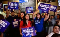 Partidarios de la campaña Latinos por Harris-Walz asisten a una fiesta para ver a la candidata presidencial a la vicepresidenta Kamala Harris pronunciar su discurso de aceptación en Los Ángeles, el 22 de agosto de 2024, el cuarto y último día de la Convención Nacional Demócrata.