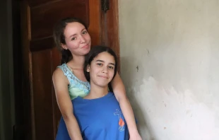 Dainelis y Mailié, hermanas católicas que ayudan a las víctimas del huracán Óscar en Cuba. Crédito: Cáritas Cuba