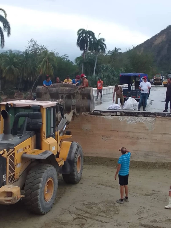 Las hermanas consiguieron alimentos tras subirse a una grúa que atravesó la carretera que conecta a los municipios de San Antonio del Sur con Imías. Crédito: Cáritas Cuba