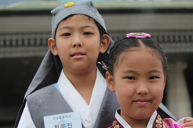 Conocer al Papa Francisco fue glorioso, dice niño que le dio ramo de flores tras llegada a Corea