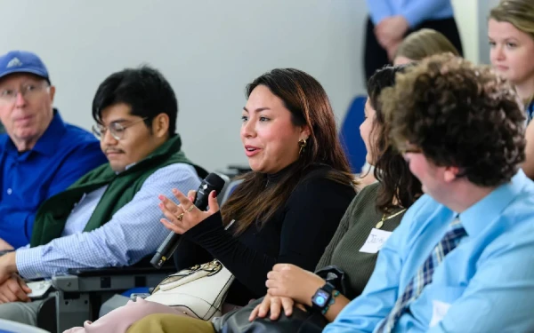 Una participante hace una pregunta durante un panel de discusión que explora el impacto de los latinos en Estados Unidos en las elecciones de 2024, organizado por la Initiative on Catholic Social Thought and Public Life de la Universidad de Georgetown, el lunes 7 de octubre de 2024. Crédito: Universidad de Georgetown / Art Pittman.