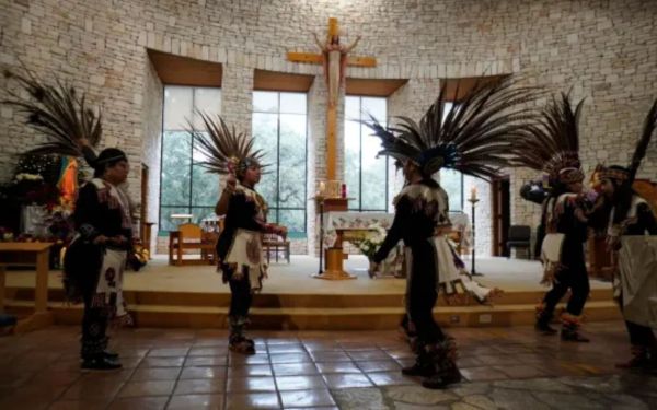 Católicos hispanos de distintas edades interpretan la tradicional "danza de matachines" mexicana en honor de la Santísima Virgen María el 12 de diciembre, día de su festividad, en la parroquia de Nuestra Señora de Guadalupe de la Arquidiócesis de San Antonio. Crédito: Arquidiócesis de San Antonio.
