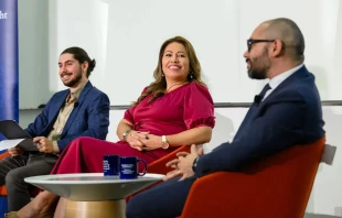 Lia García, directora del Ministerio Hispano de la Arquidiócesis de Baltimore, habla en un panel de discusión que explora el impacto de los latinos en Estados Unidos en las elecciones de 2024, organizado por la  Initiative on Catholic Social Thought and Public Life de la Universidad de Georgetown, el lunes 7 de octubre de 2024. Crédito: Universidad de Georgetown / Art Pittman.