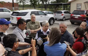 La directora ejecutiva de Catholic Charities del Valle del Río Grande, la Hna. Norma Pimentel, habla con los periodistas el 8 de mayo de 2023 en Brownsville, Texas. Crédito: Michael Gonzalez/Getty Images.