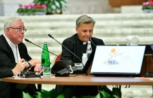 El Cardenal Hollerich y el Cardenal Mario Grech durante la apertura de la cuarta congregación general Crédito: Vatican Media