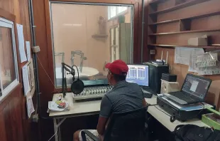 Estudio de la emisora Kupia Kumi- Radio Paz impulsada por misioneros españoles en la selva de HOnduras. Crédito: AVAN.