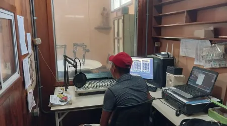 Estudio de la emisora Kupia Kumi- Radio Paz impulsada por misioneros españoles en la selva de HOnduras.