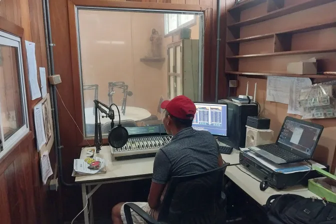 Estudio de la emisora Kupia Kumi- Radio Paz impulsada por misioneros españoles en la selva de HOnduras.
