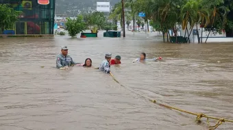 Rescate de familias atrapadas por las inundaciones.