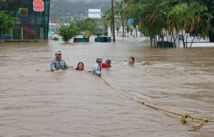 Rescate de familias atrapadas por las inundaciones. Crédito: Guardia Nacional