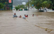 Rescate de familias atrapadas por las inundaciones.