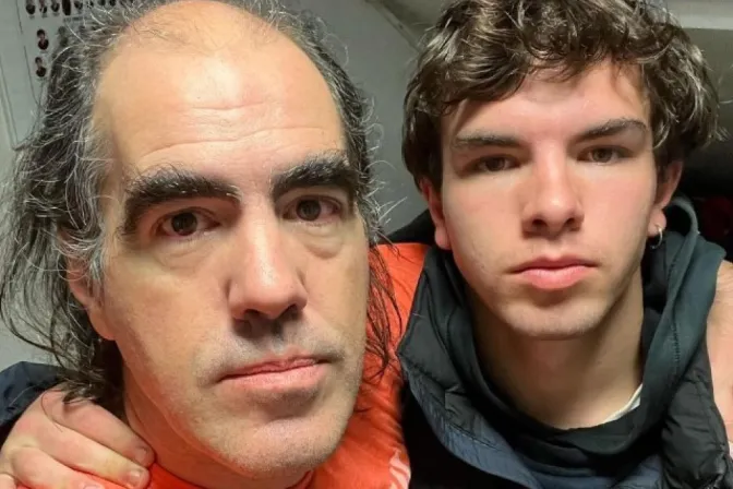David Negrón, junto a su hijo Iago, al volver a casa tras tres días desaparecido.