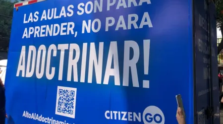 Camión recorre Ciudad de México con mensaje contra el adoctrinamiento de niños en escuelas