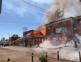 Bomberos: El incendio de iglesia histórica en Chile no fue intencional