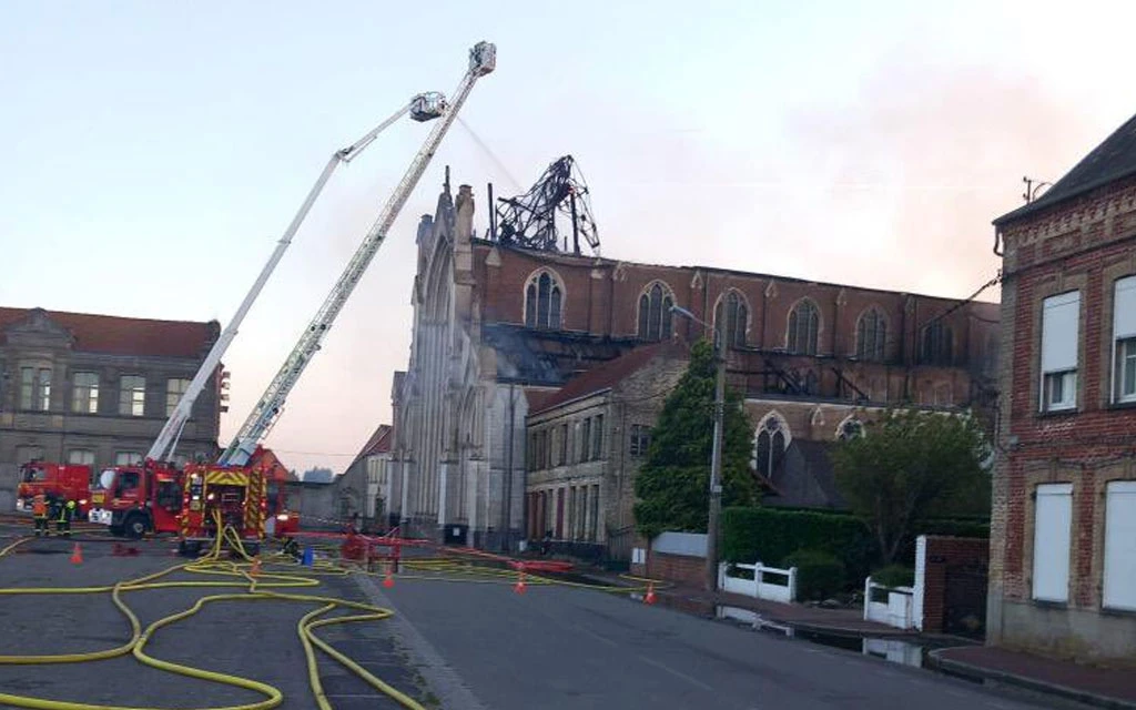 Los bomberos trabajan para apagar el fuego en la iglesia de la Inmaculada Concepción en Saint Omer.?w=200&h=150