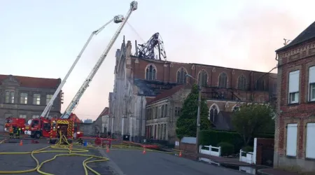 Los bomberos trabajan para apagar el fuego en la iglesia de la Inmaculada Concepción en Saint Omer, Francia 02092024