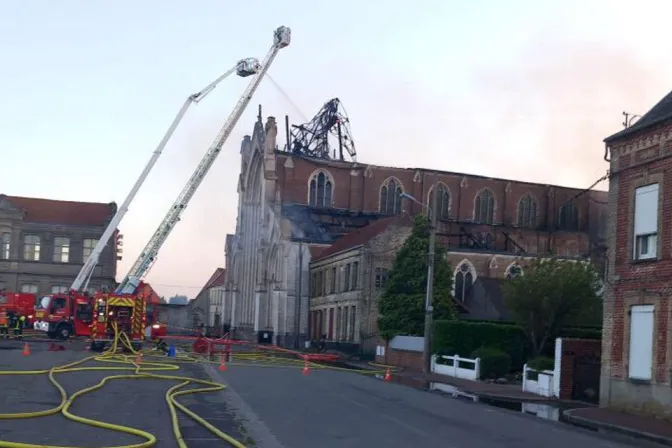 Los bomberos trabajan para apagar el fuego en la iglesia de la Inmaculada Concepción en Saint Omer, Francia 02092024