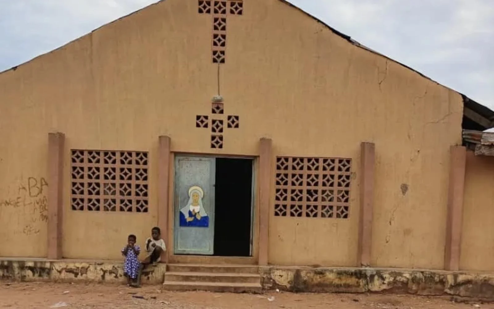 Los ataques terroristas en el estado de Benue (Nigeria) han obligado a los residentes a huir de sus aldeas y, en algunos casos, a buscar refugio en iglesias y escuelas católicas locales. En la imagen, la iglesia católica de San José en Yelewata.?w=200&h=150