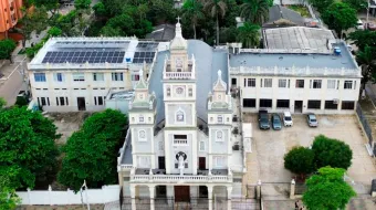Vista aérea de los paneles solares instalados en la parroquia Nuestra Señora del Perpetuo Socorro, en Barranquilla (Colombia).