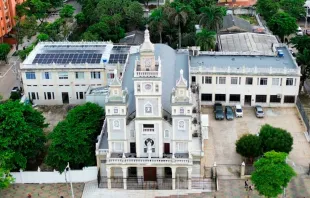 Vista aérea de los paneles solares instalados en la parroquia Nuestra Señora del Perpetuo Socorro, en Barranquilla (Colombia). Crédito: Cortesía RCC Proyectos S.A.S.