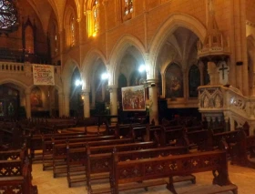 Sacerdote y fieles de Buenos Aires cantaron consignas contra el gobierno durante una Misa