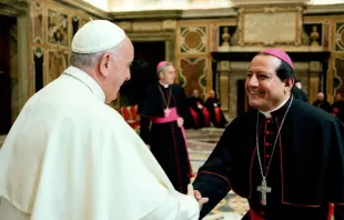 El Papa Francisco con Mons. Jorge Enrique Izaguirre Crédito: Vatican Media