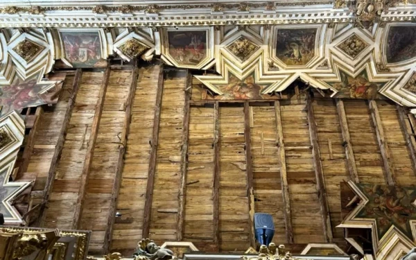 Ceiling of the Church of San Francisco de Asís without part of the coating. Credit: Civil Defense of the Savior