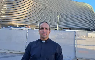 P. Ignacio Amorós, misionero español en Uruguay, ante el estadio Santiago Bernabéu en Madrid. Crédito: Nicolás de Cárdenas