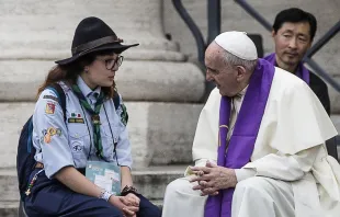 El Papa Francisco confesó a algunos jóvenes scouts durante el Jubileo de la Misericordia. Foto: Vatican Media / ACI 
