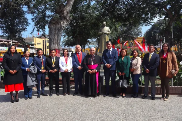 La imagen de San Josemaría en Cañete, con el obispo y diversas autoridades locales. Crédito: Prelatura de Yauyos
