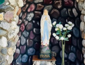 Compra imagen robada de la Virgen María y la devuelve a su gruta