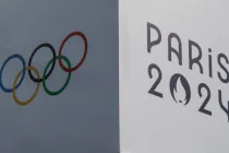 Una pancarta lleva los signos de los Juegos Olímpicos de París 2024 y los anillos olímpicos, en el Trocadero en París, el 14 de julio de 2024.