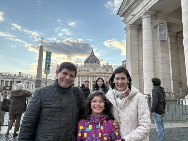 Ana, Alfredo and her ten -year -old daughter are some of the pilgrims who have traveled to Rome for the jubilee. Credit: Victoria Cardiel/ Ewtn News