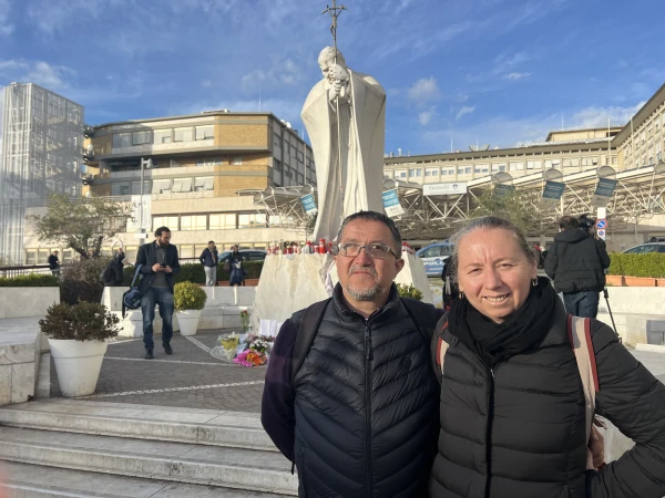 Mónica and Zoltan, from Bucharest, after praying for the Pope at the foot of St. John Paul II. Credit: Almudena Martínez-Bordiú/ ACI Press