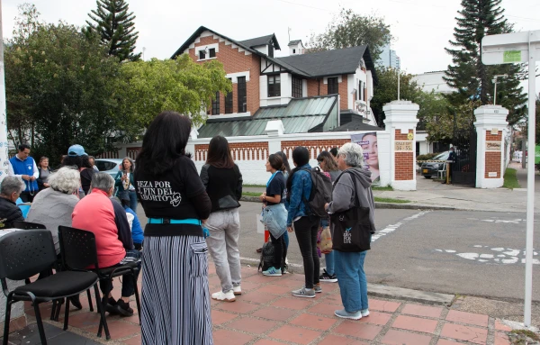 The first prayer of the Rosary took place at the Santa Ana point of 40 Days for Life, in front of one of the abortion centers. Credit: Eduardo Berdejo / ACI.