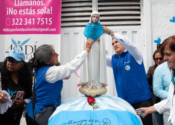 Members of Mission Fátima Colombia place the 40 Days for Life scarf on the image of the Virgin of Fátima. Credit: Eduardo Berdejo / ACI.