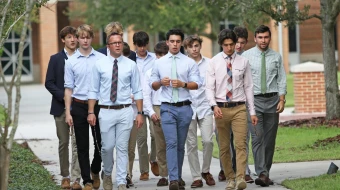 Jimmy Mitchell (primera fila, a la izquierda) lidera a un grupo de estudiantes jesuitas en un Rosario a pie después de la escuela.