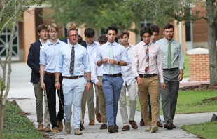 Jimmy Mitchell (primera fila, a la izquierda) lidera a un grupo de estudiantes jesuitas en un Rosario a pie después de la escuela. Crédito: Jesuit High School.