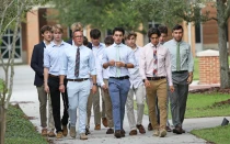 Jimmy Mitchell (primera fila, a la izquierda) lidera a un grupo de estudiantes jesuitas en un Rosario a pie después de la escuela.