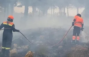 Bomberos en labores de extinciu00f3n. Cru00e9dito: Diu00f3cesis de Mu00e1laga (Espau00f1a).  